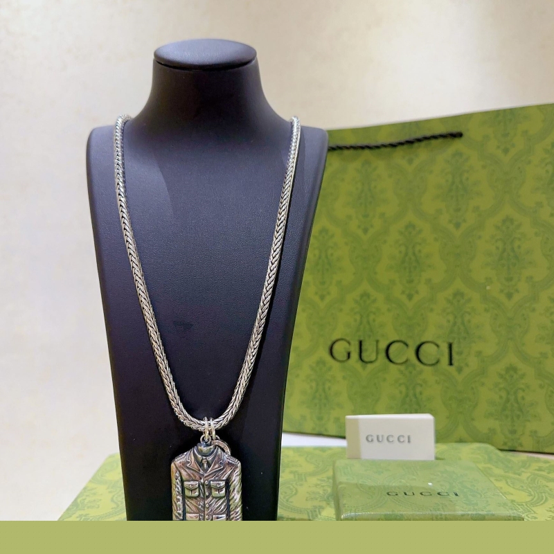 G*u*i necklaces